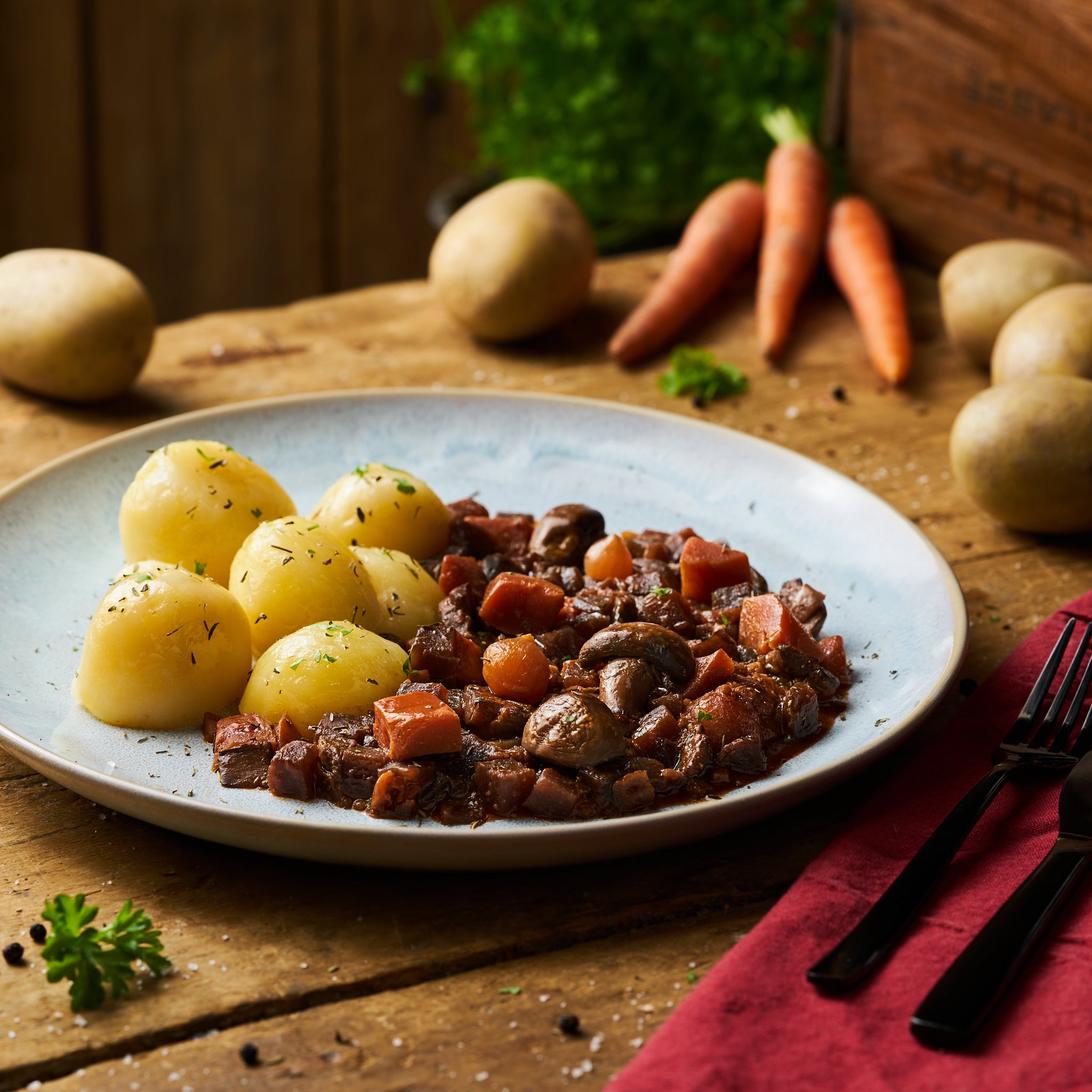 Schmorgemüse franz. Art mit Rotwein und Butterkartoffeln