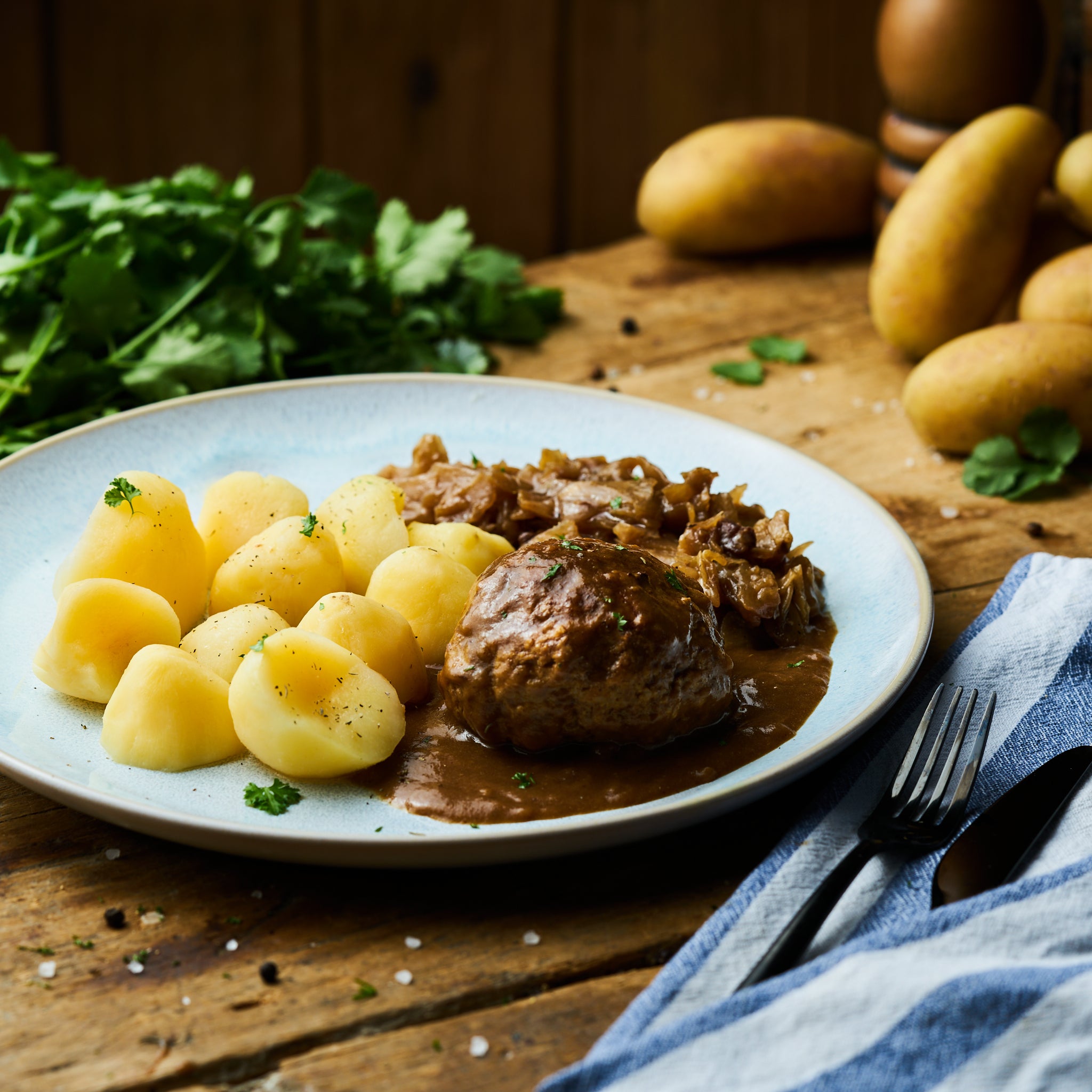 Boulette vom Schwein an Bayrisch Kraut und Butterkartoffeln