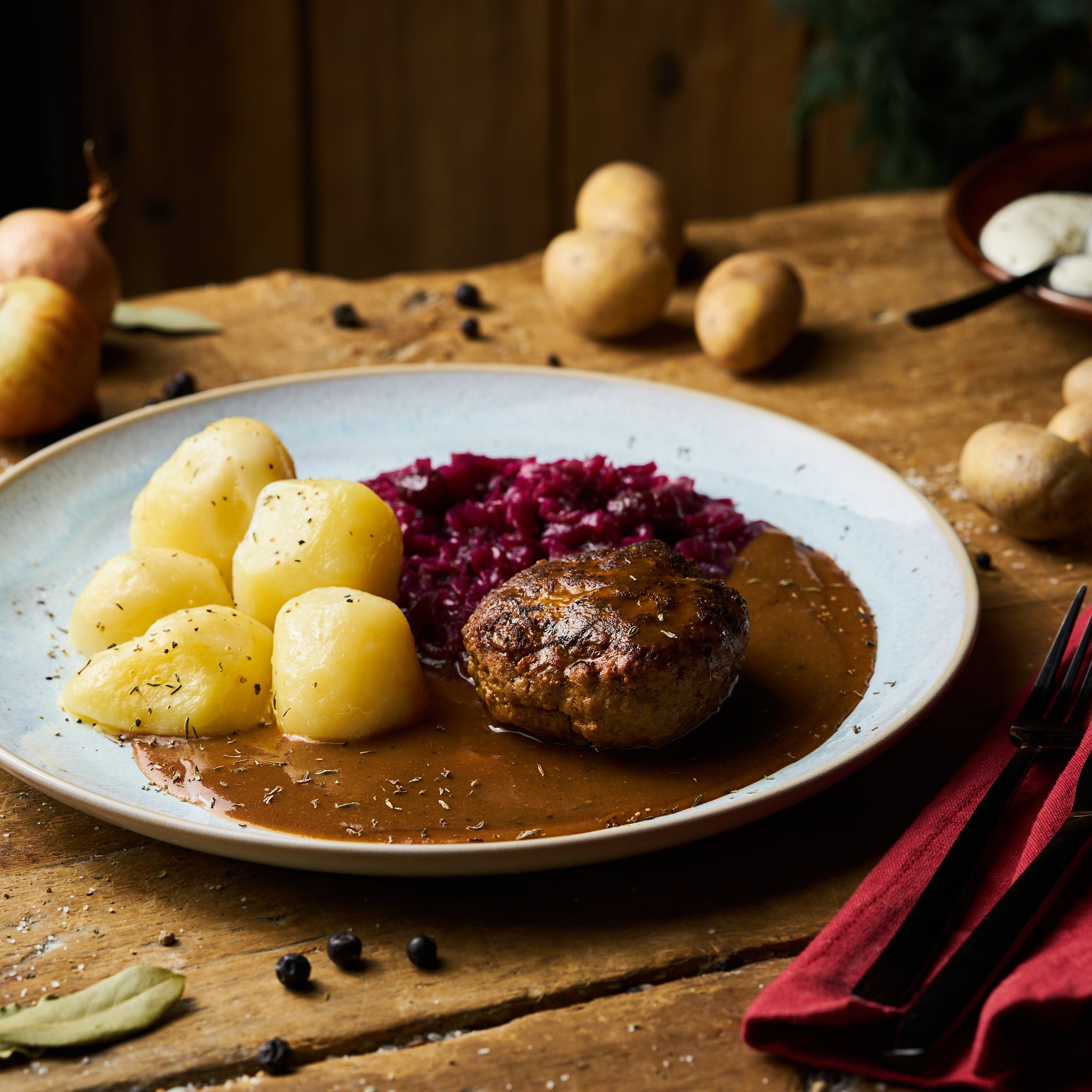 Boulette vom Schwein mit Preiselbeerrotkohl und Butterkartoffeln