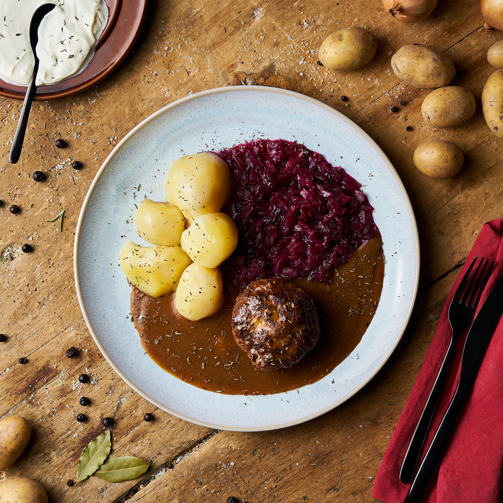 Boulette vom Schwein mit Preiselbeerrotkohl und Butterkartoffeln