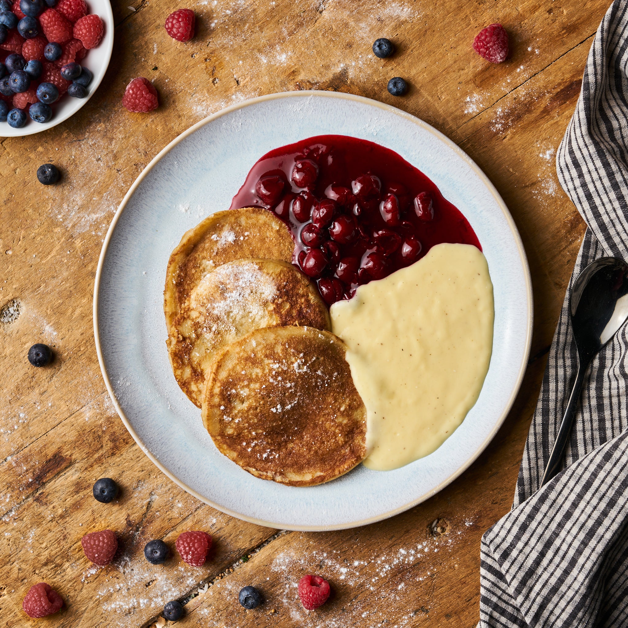 Pancake mit Vanillesauce und Kirschkompott