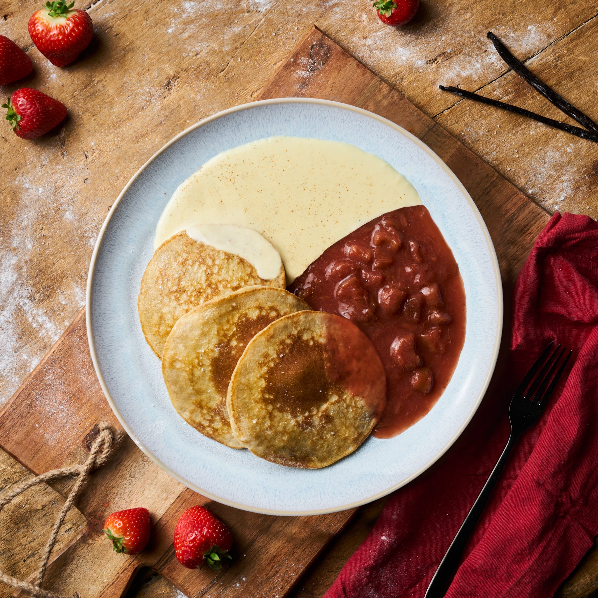 Pancakes an Erdbeer-Rhabarberkompott mit Vanillesauce