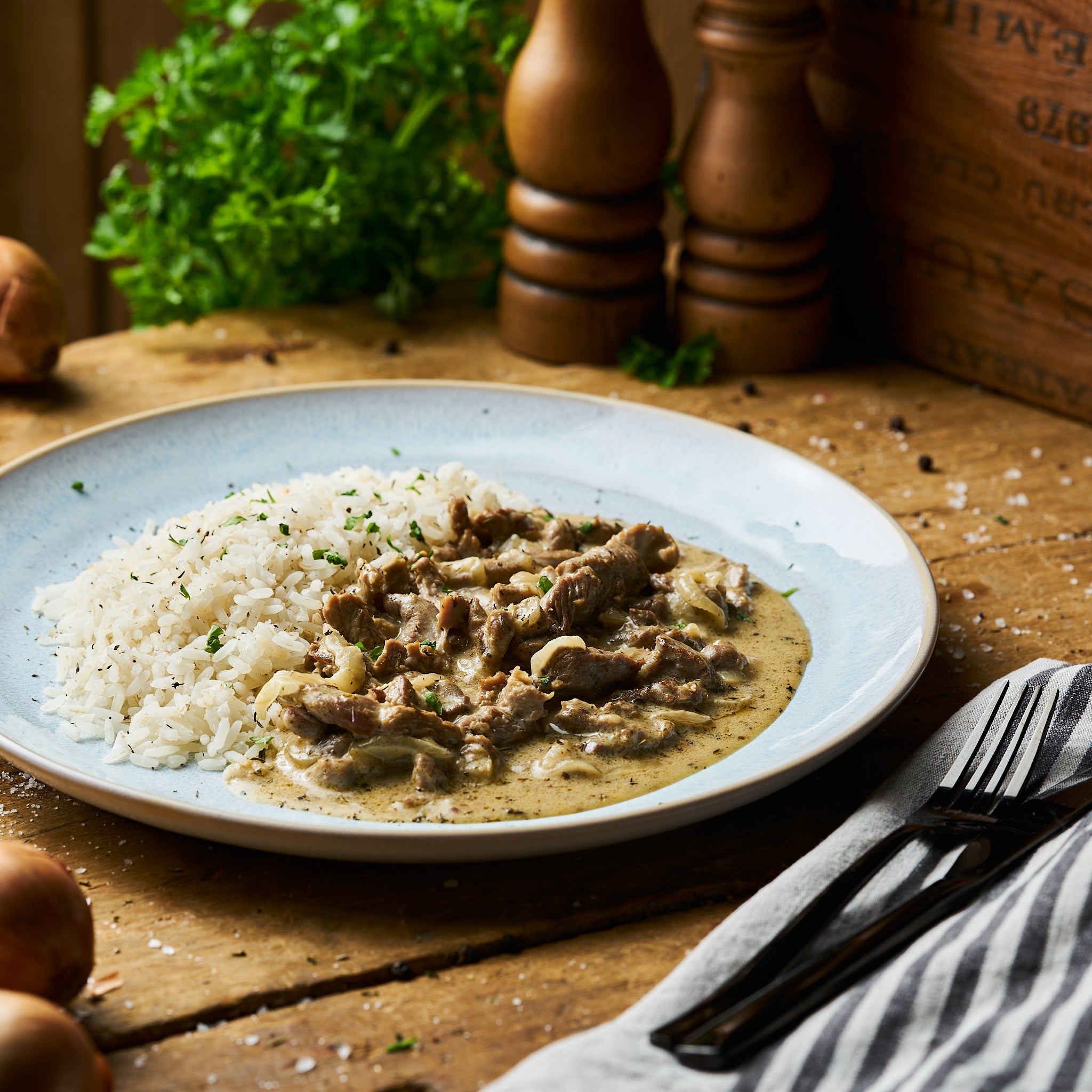 Putengyros mit Zwiebelstreifen und Langkornreis