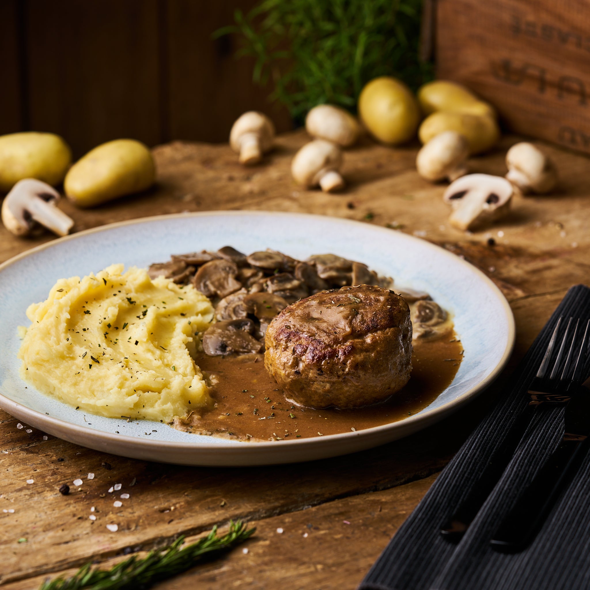 Boulette vom Schwein mit Champignonsauce und Kartoffelstampf