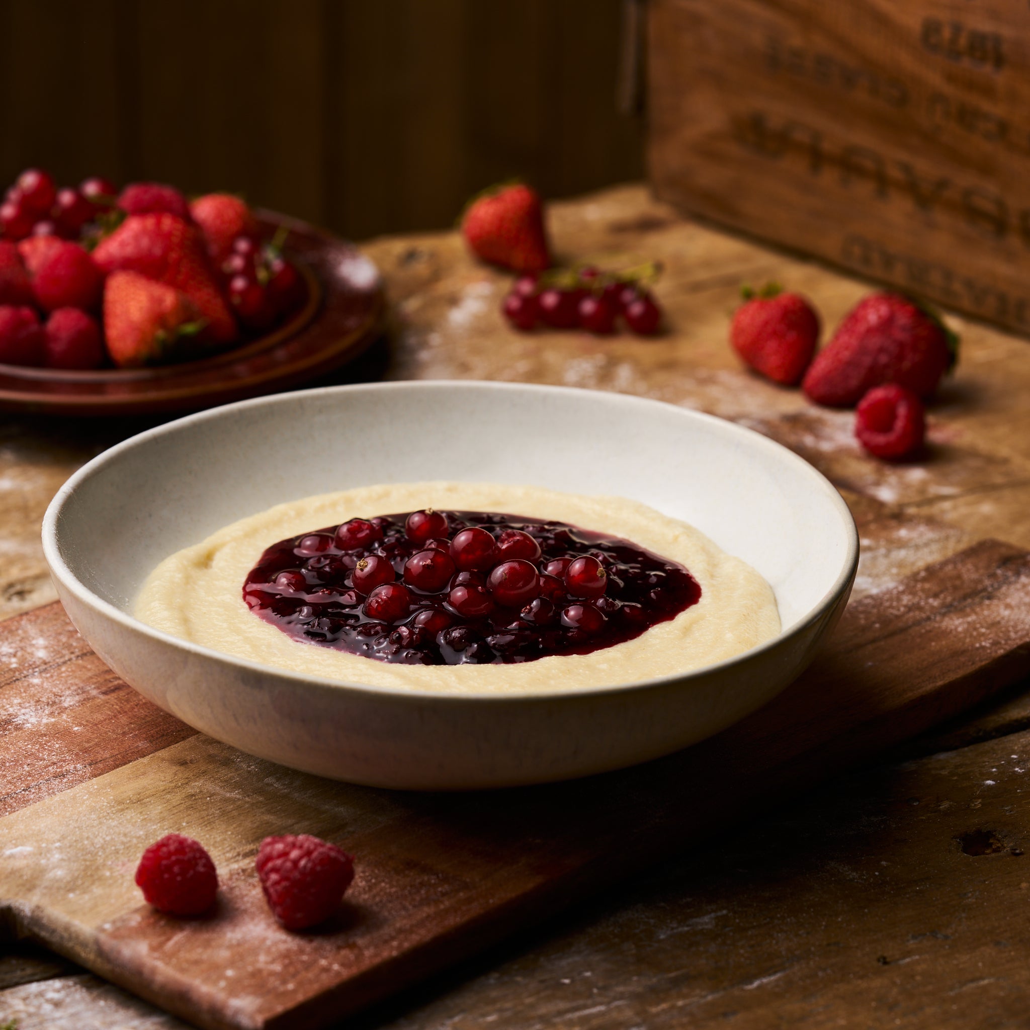 Grießbrei mit roten Beeren