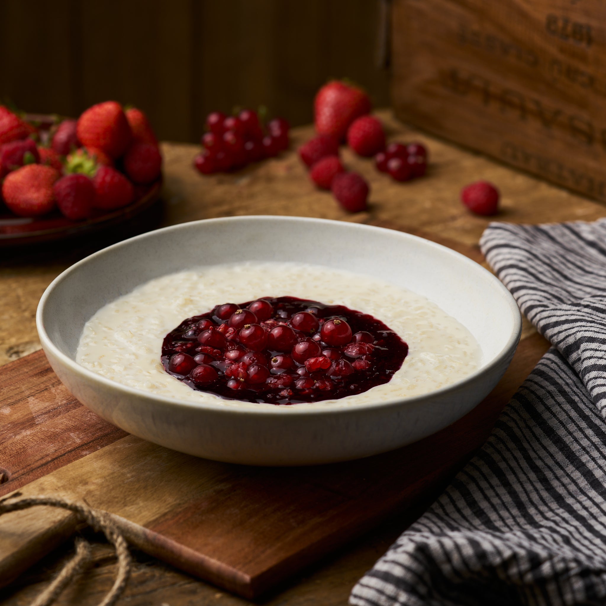 Milchreis mit roten Beeren