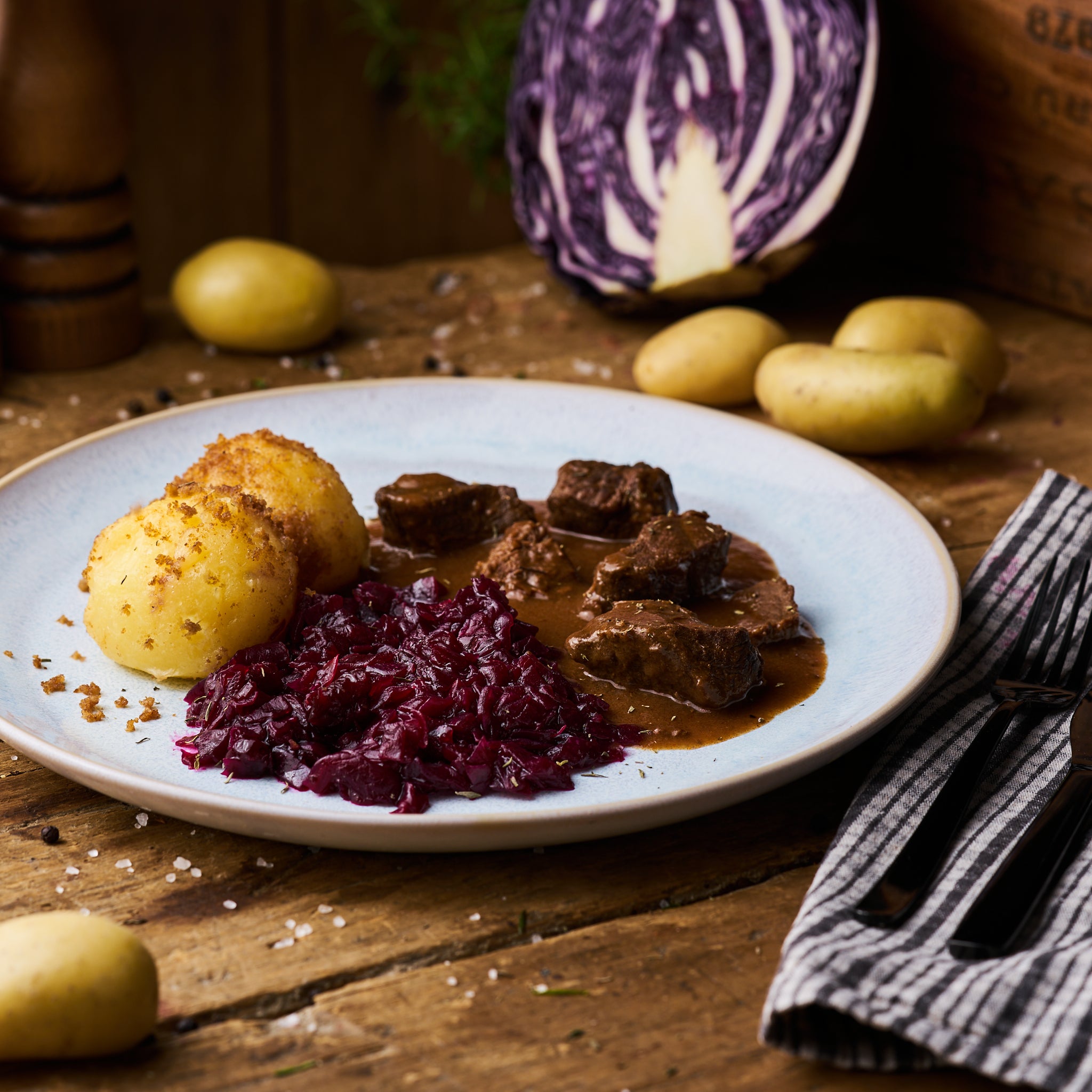 Rotweingulasch vom Rind mit Preiselbeerrotkohl und Kartoffelklößen