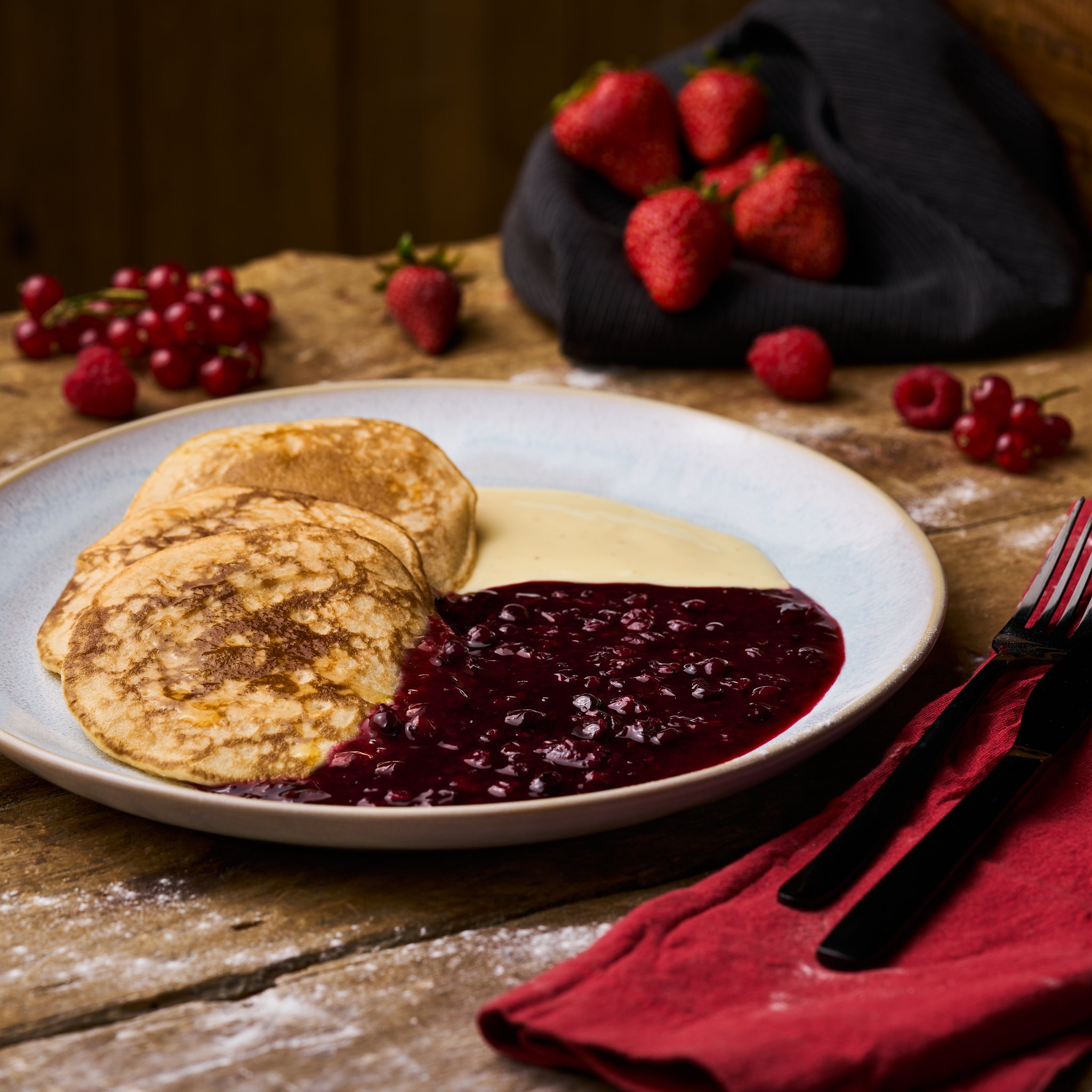 Pancakes mit roten Beeren und Vanillesauce