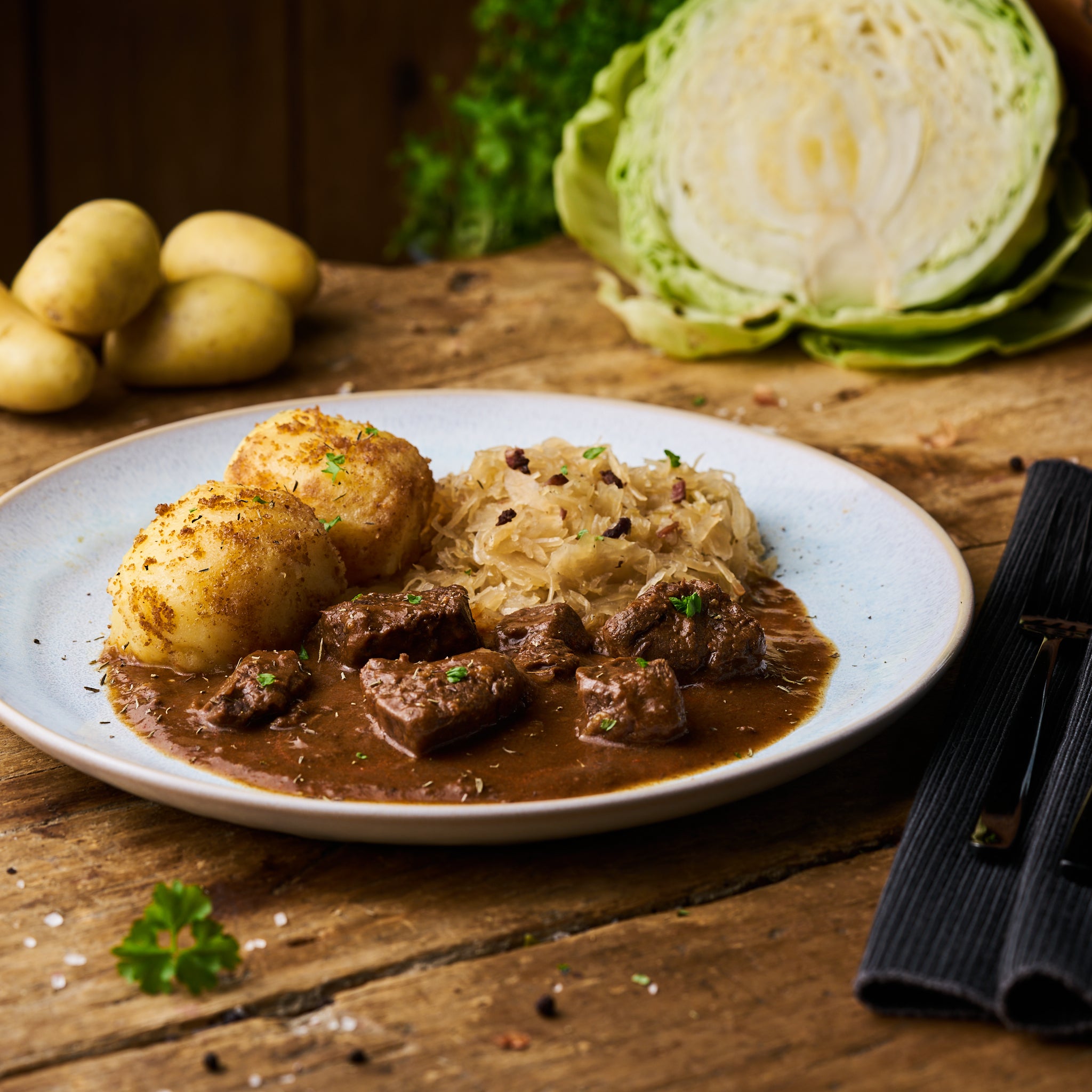 Rotweingulasch vom Rind mit Sauerkraut und Kartoffelklöße