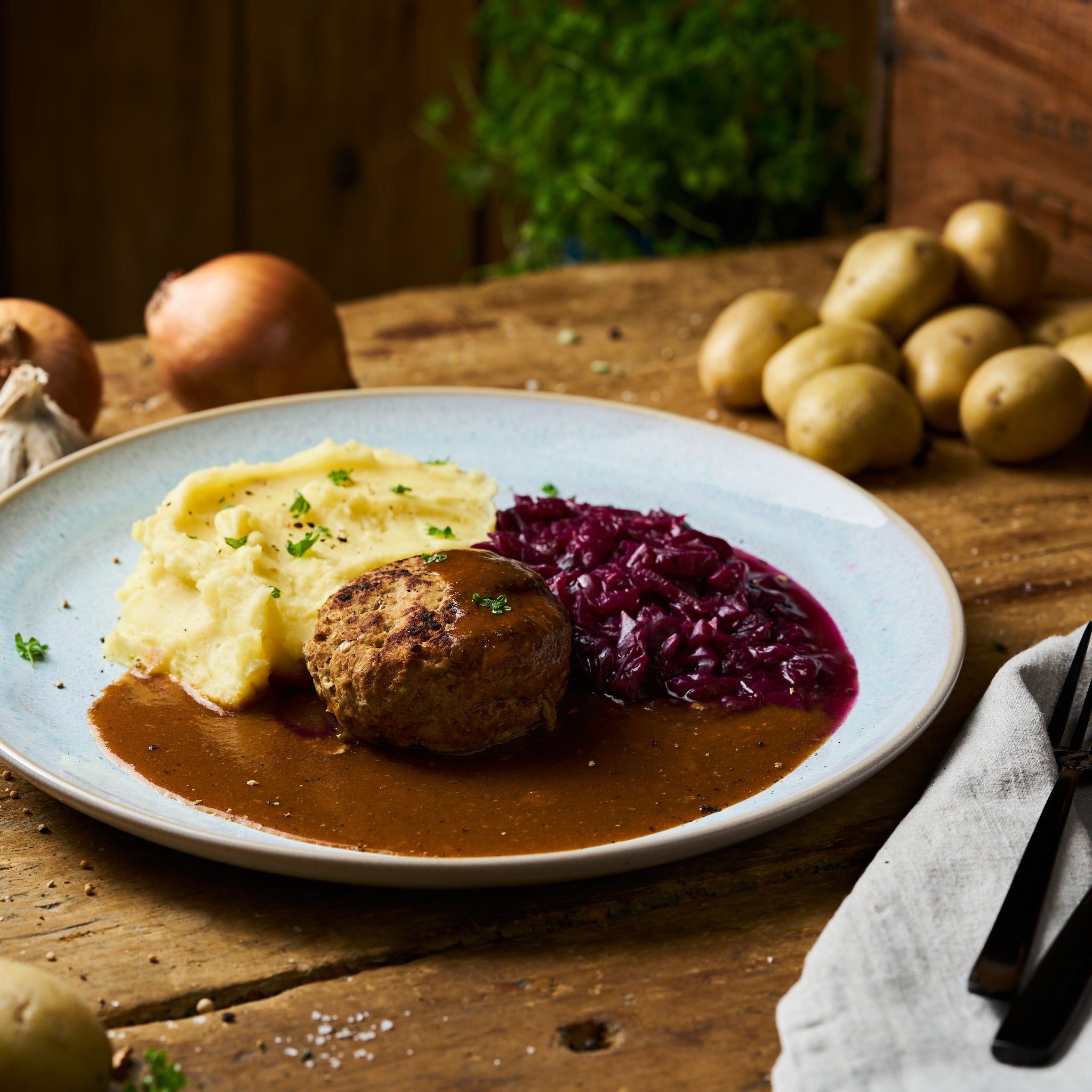 Boulette vom Schwein mit Preiselbeerrotkohl und Kartoffelstampf
