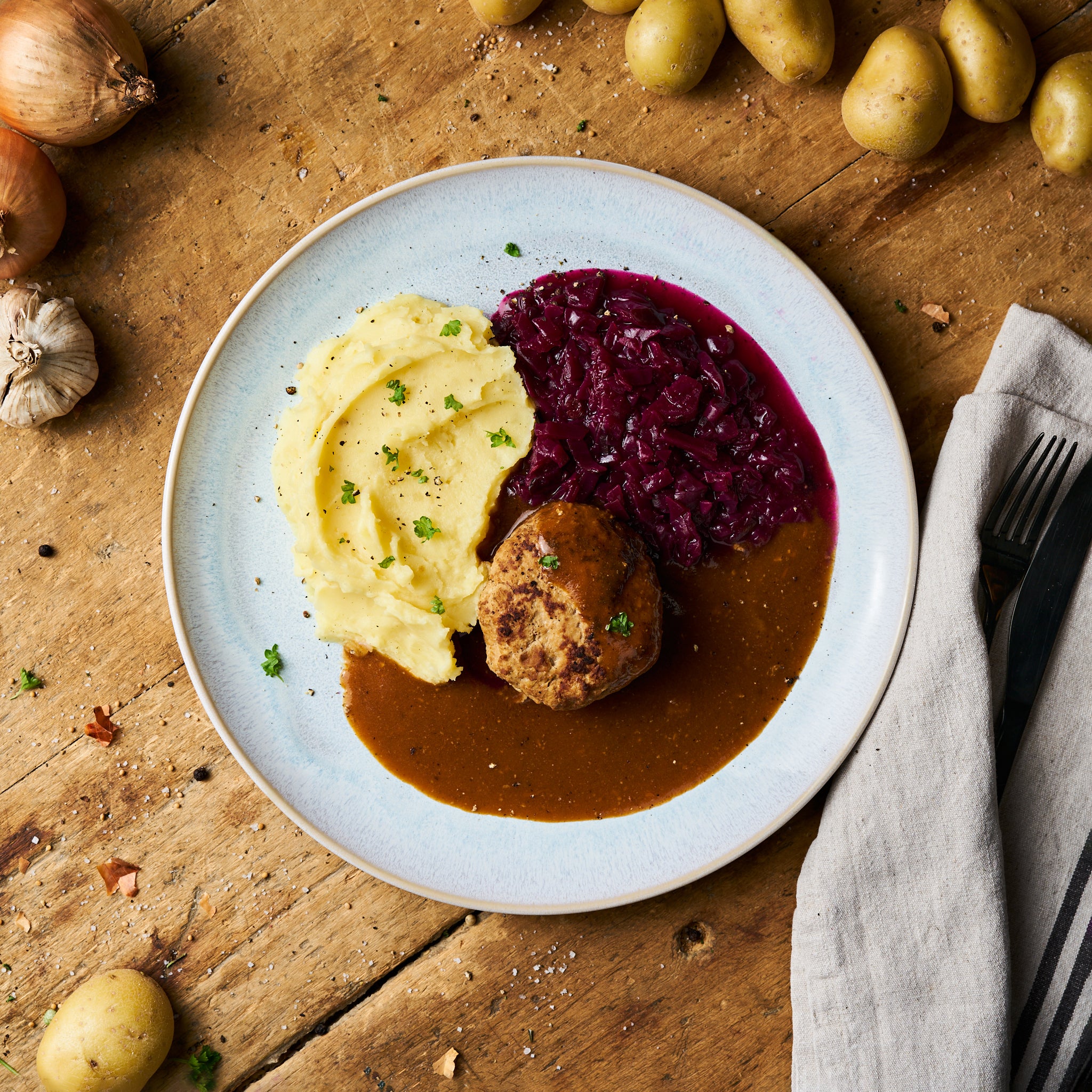 Boulette vom Schwein mit Preiselbeerrotkohl und Kartoffelstampf