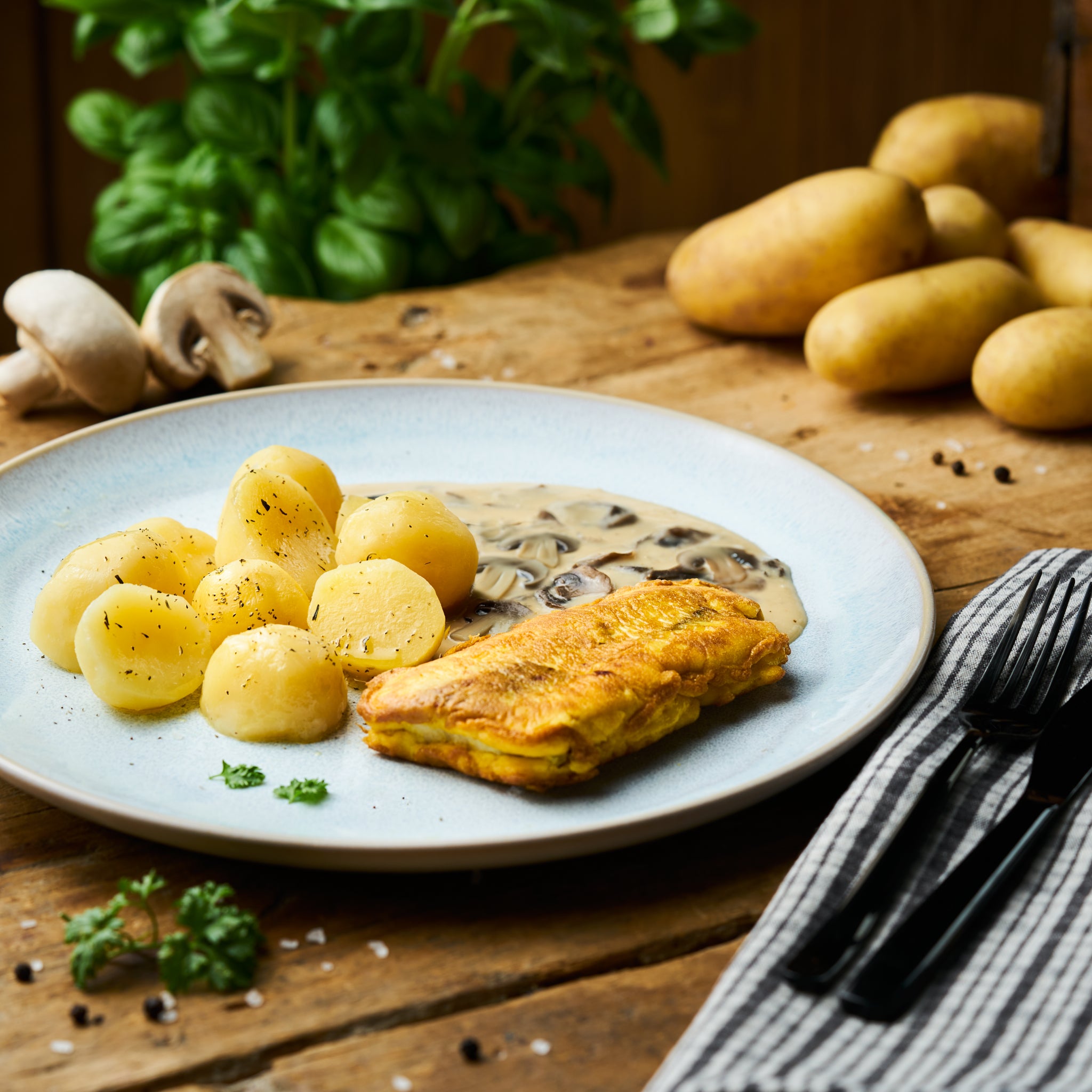 Seelachs in Eihülle an Champignonsauce mit grünem Pfeffer und Butterkartoffeln
