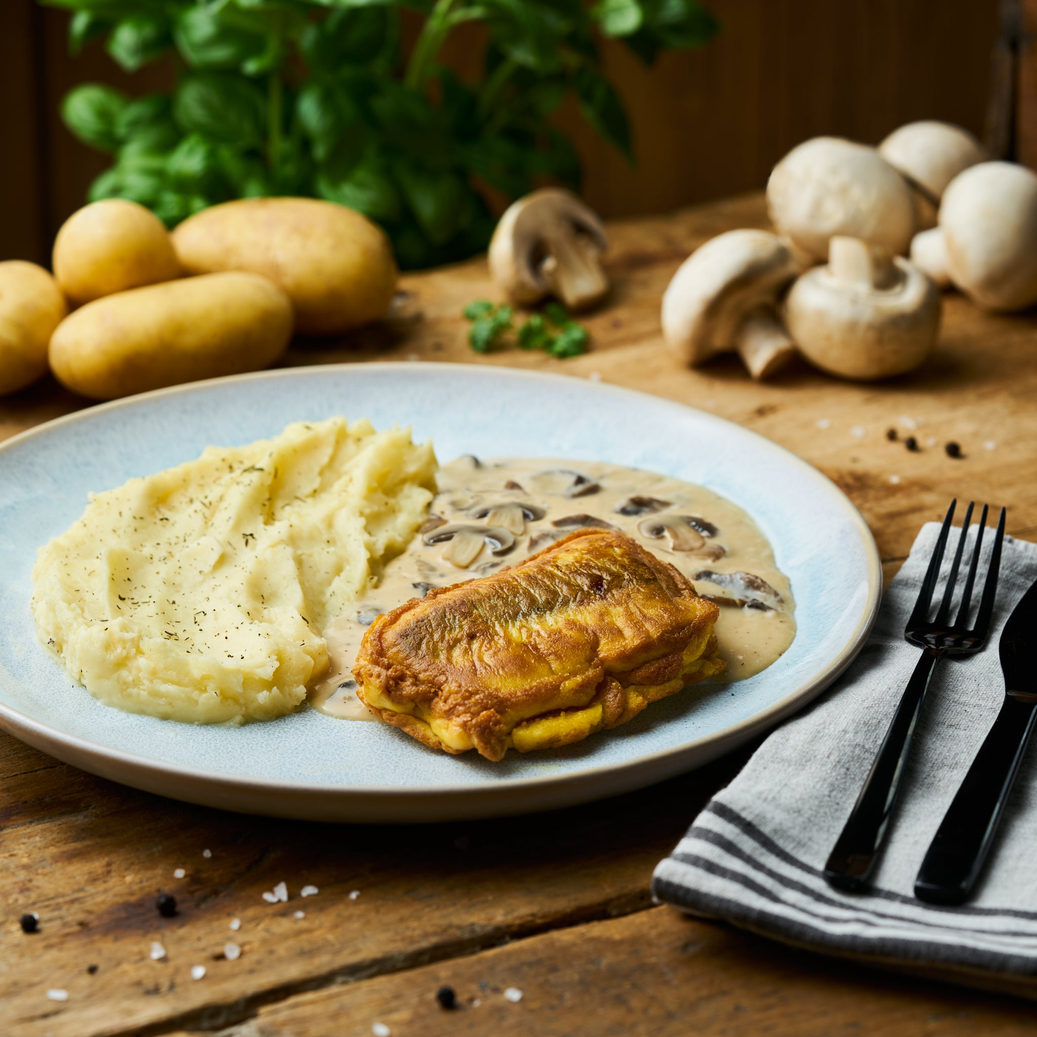 Seelachs in Eihülle an Champignonsauce mit grünem Pfeffer und Kartoffelstampf