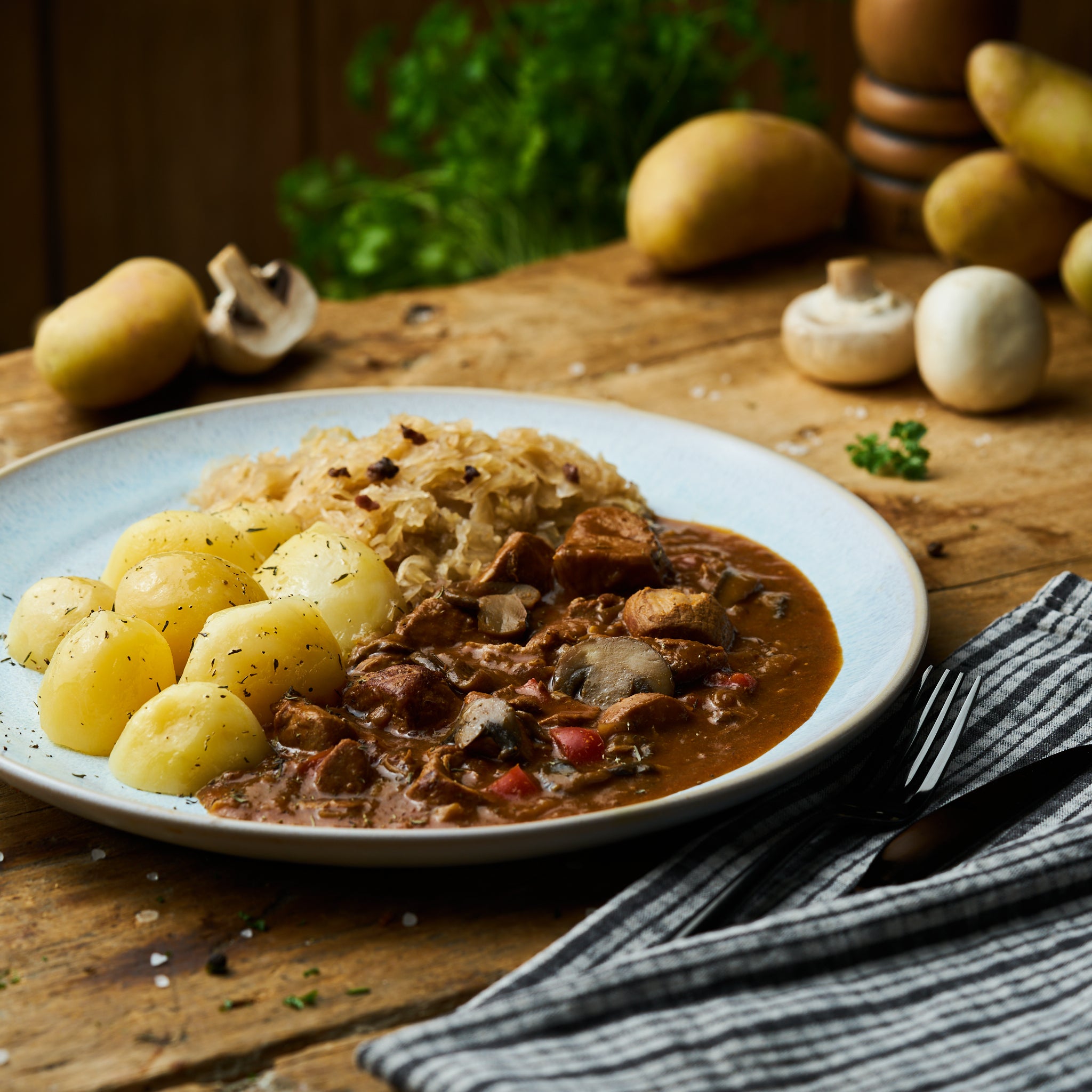 Brauhausgulasch vom Schwein mit Sauerkraut und Butterkartoffeln