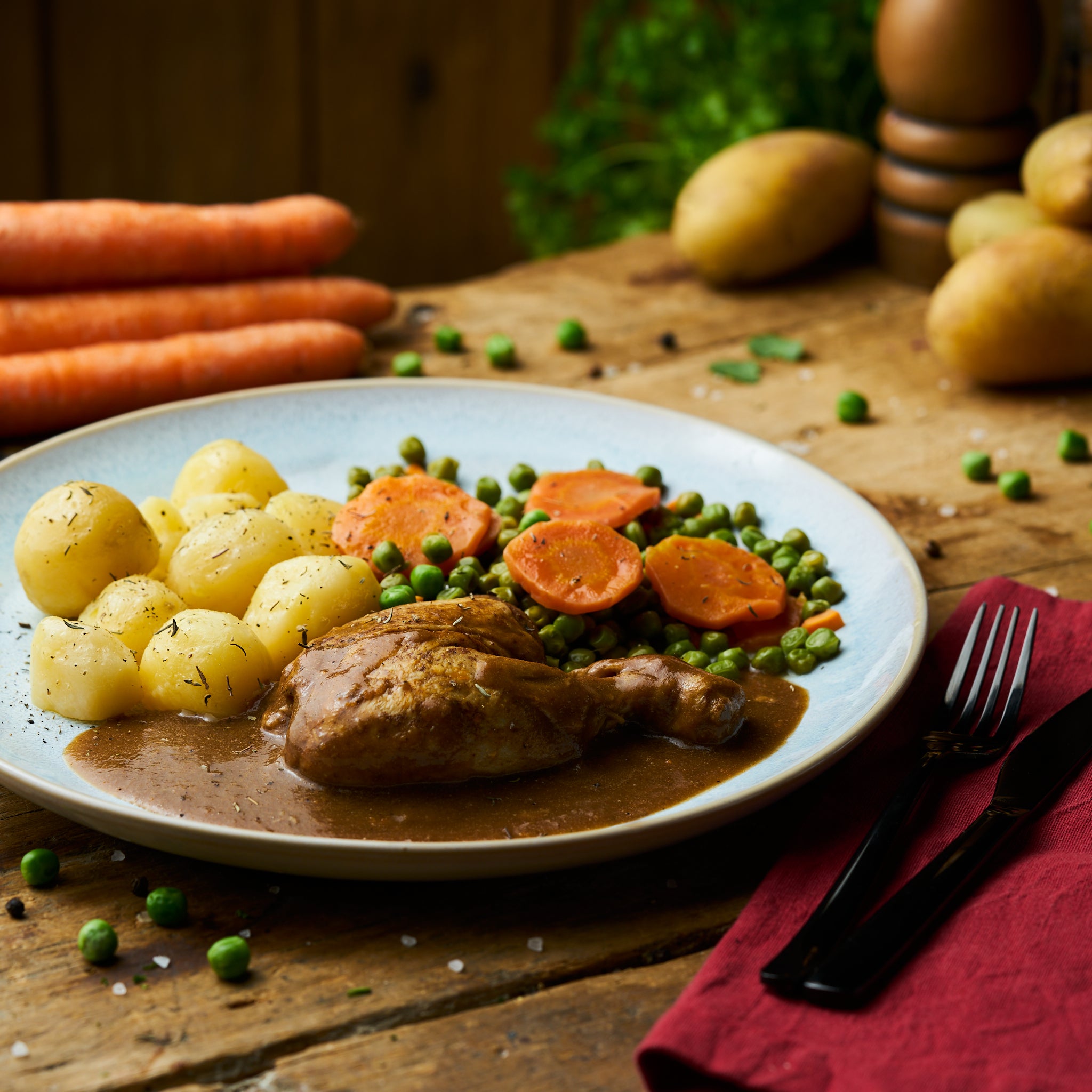 Hähnchenkeule in Zitronen-Rosmarinsauce mit Erbsen-Möhrengemüse und Butterkartoffeln