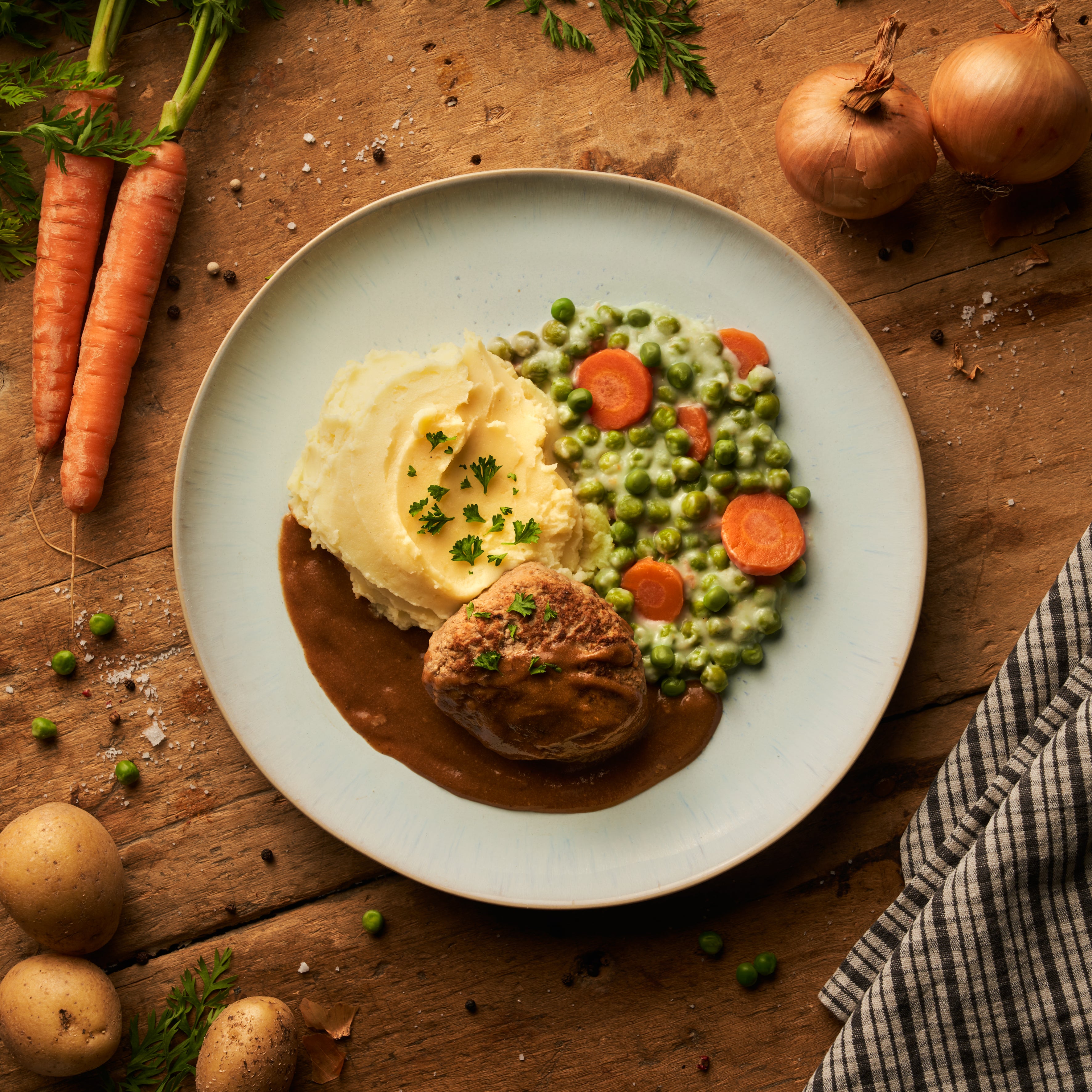 Boulette vom Schwein in Bratensauce mit Mischgemüse und Kartoffelstampf