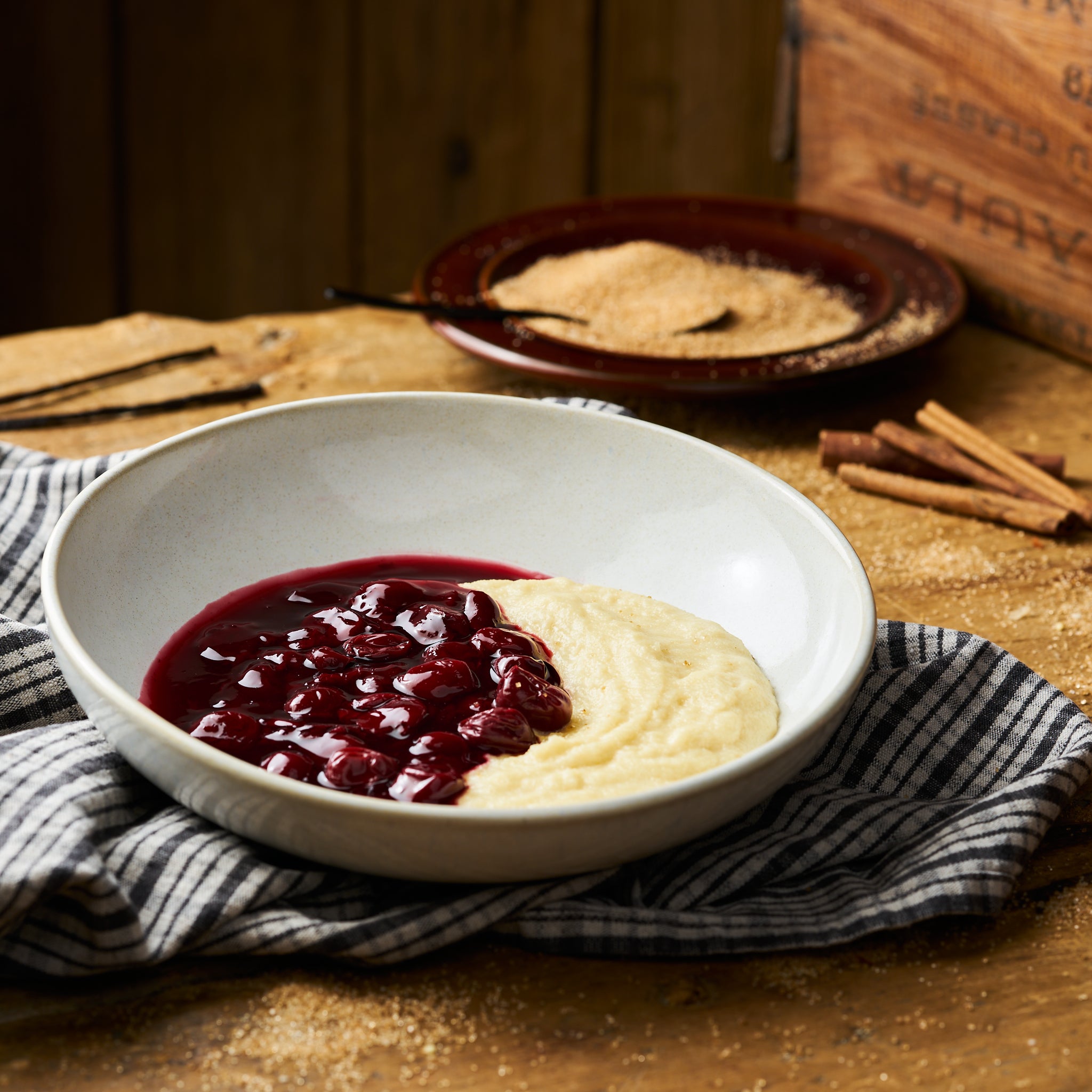Grießbrei mit Kirschkompott
