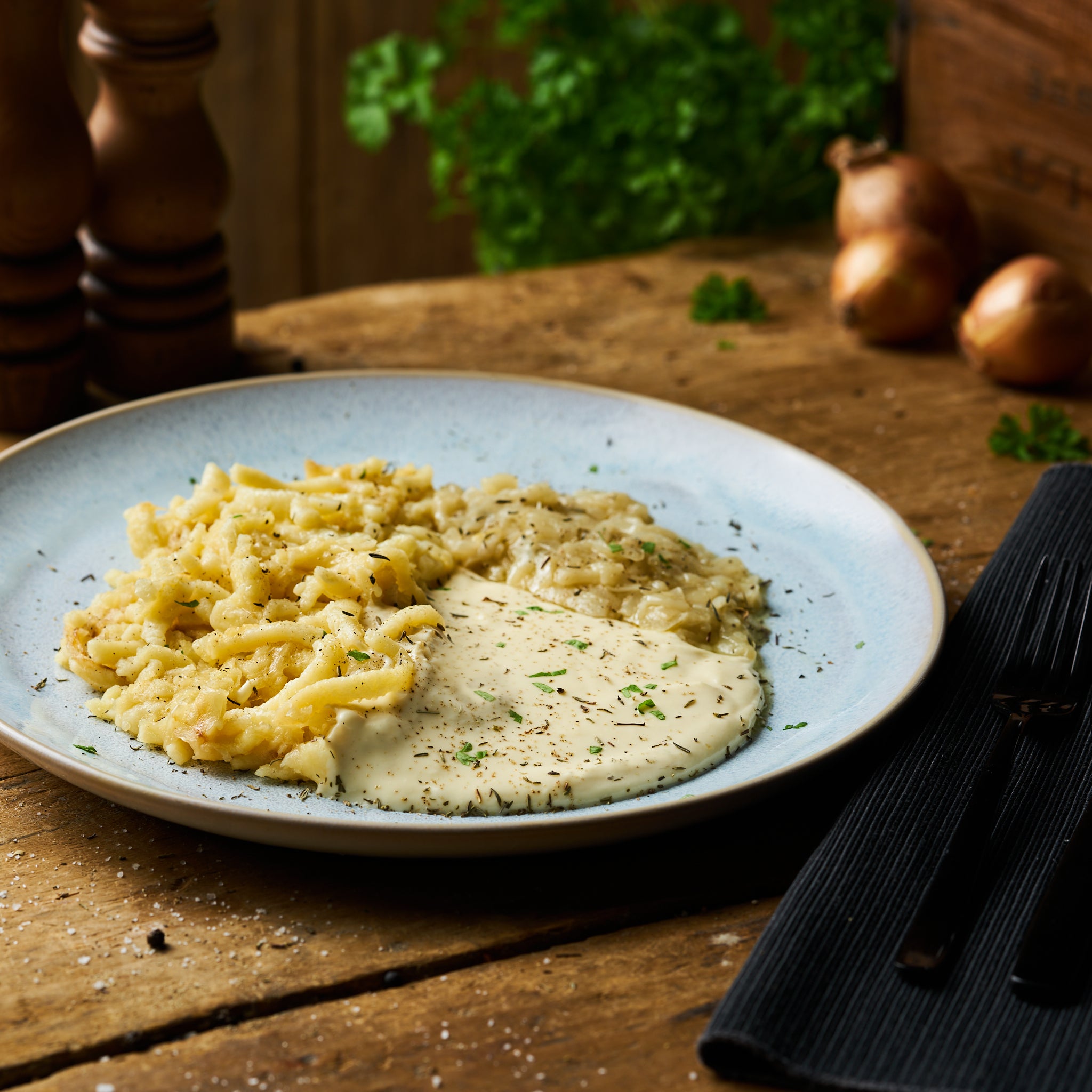 Käsespätzle an Käsesauce und zerlassenen Zwiebeln