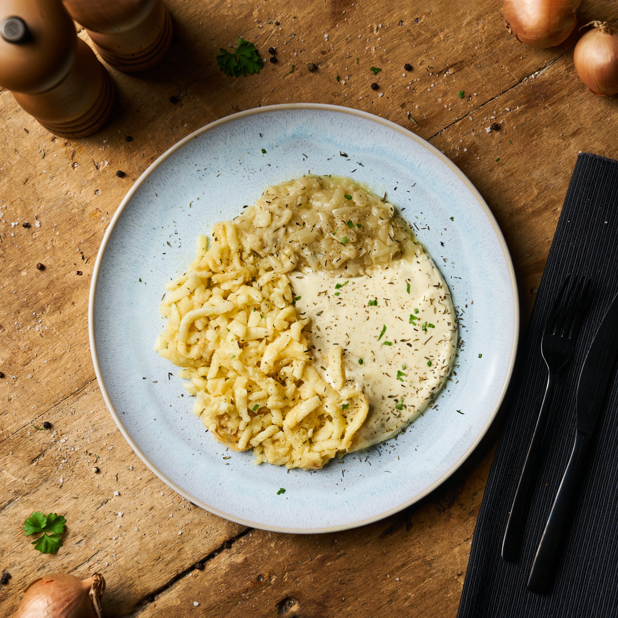 Käsespätzle an Käsesauce und zerlassenen Zwiebeln