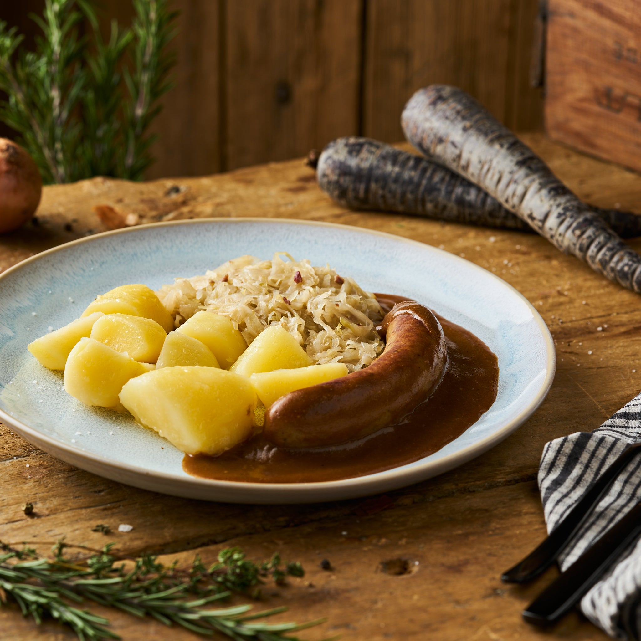 Bratwurst in Sauce an Spreewälder Sauerkraut und Butterkartoffeln