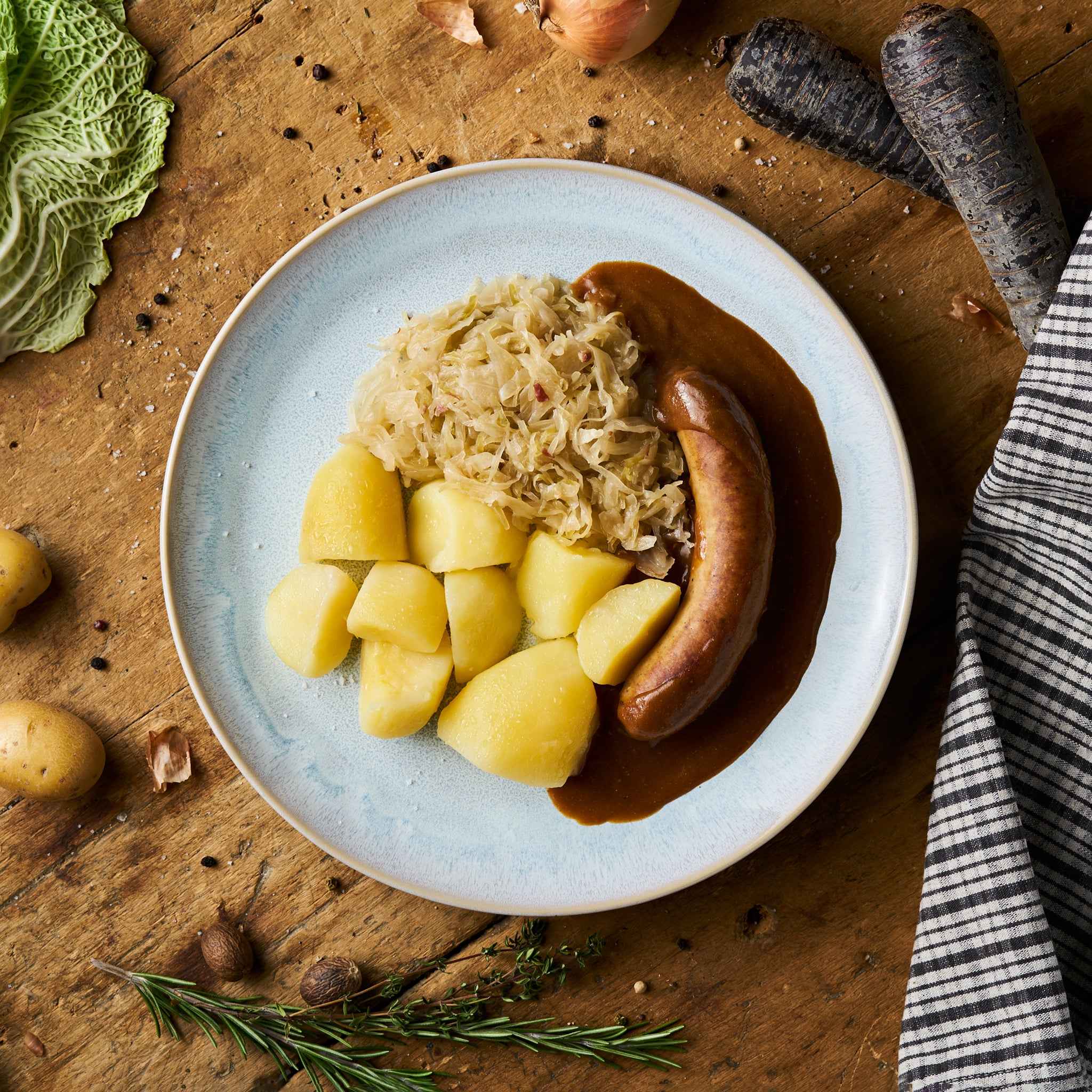 Bratwurst in Sauce an Spreewälder Sauerkraut und Butterkartoffeln