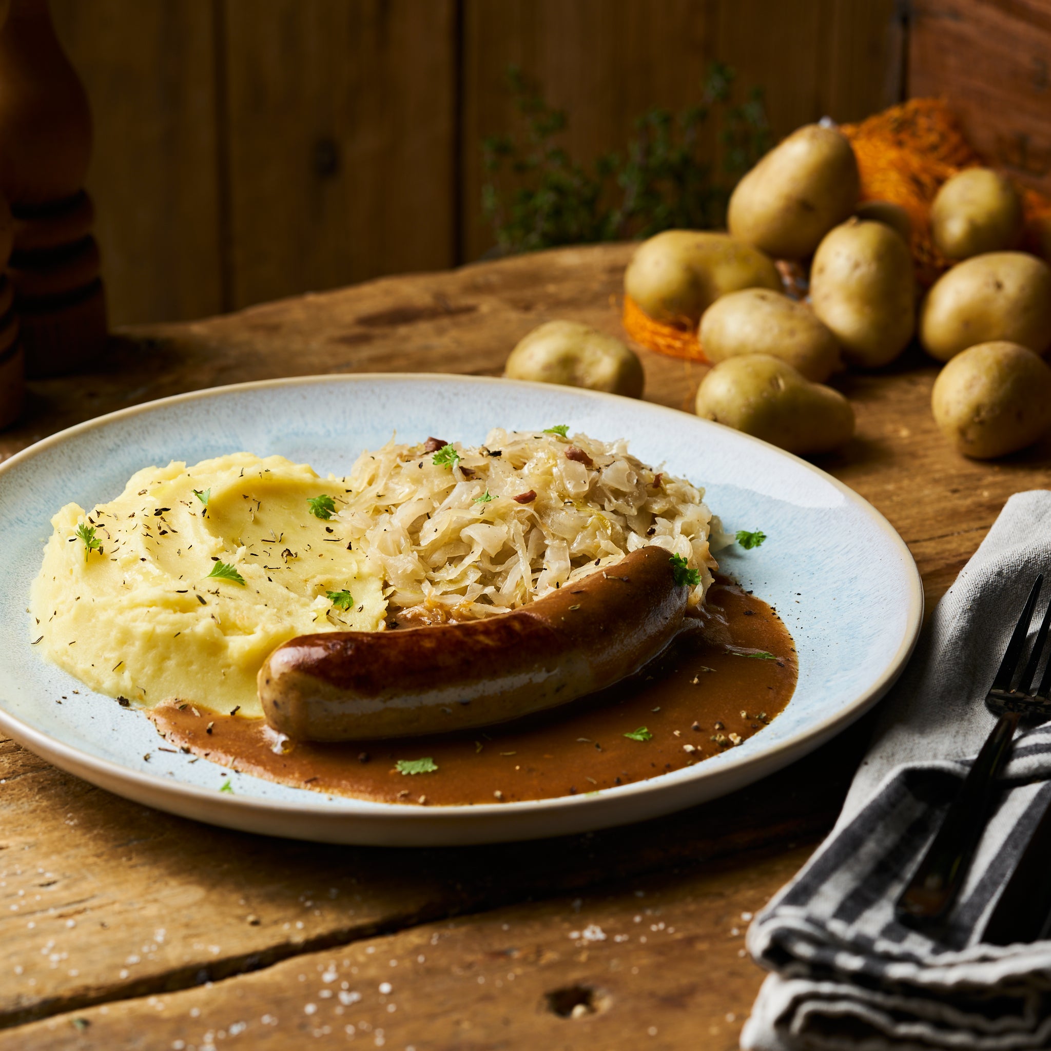 Bratwurst in Sauce an Spreewälder Sauerkraut mit Kartoffelstampf