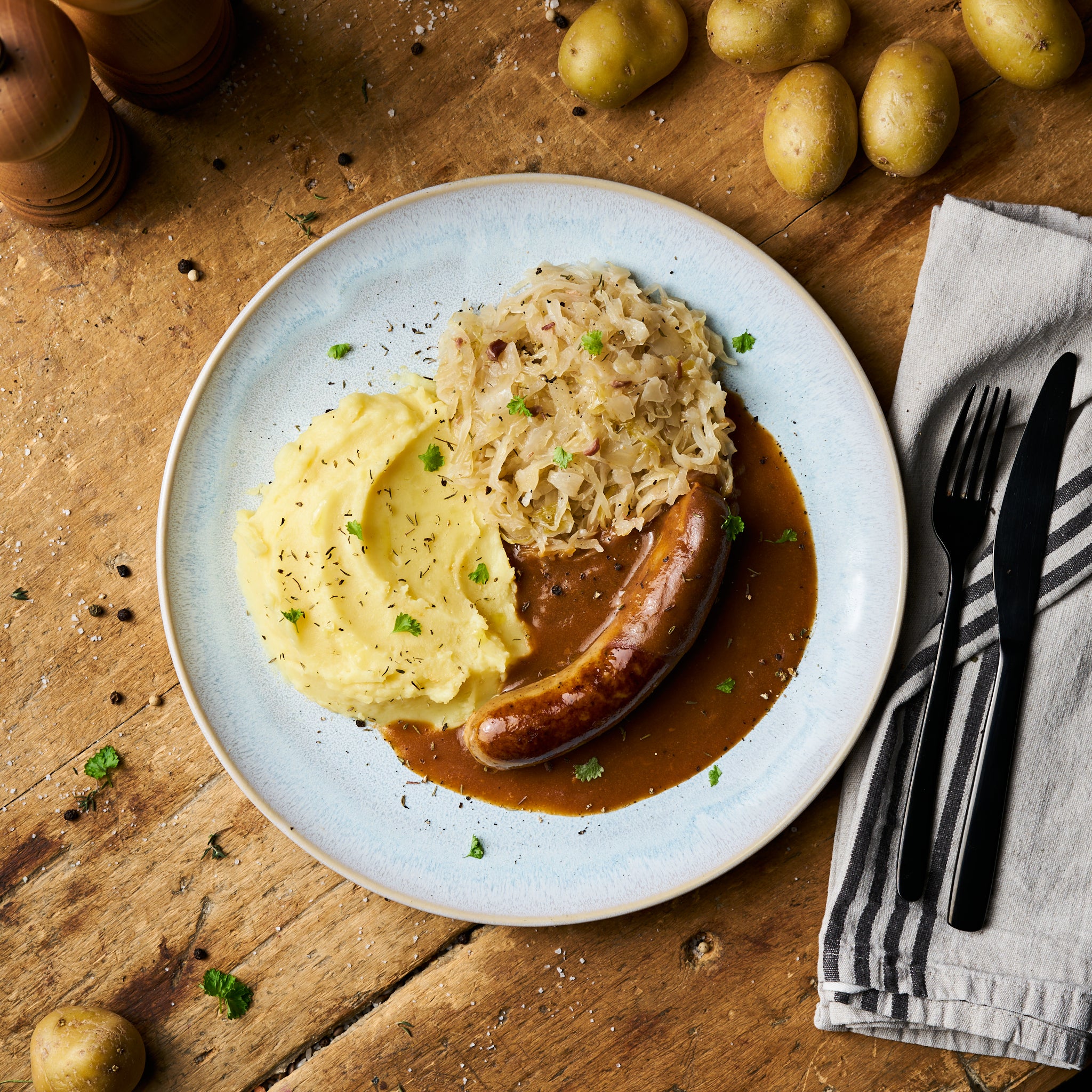 Bratwurst in Bratensauce mit Senf