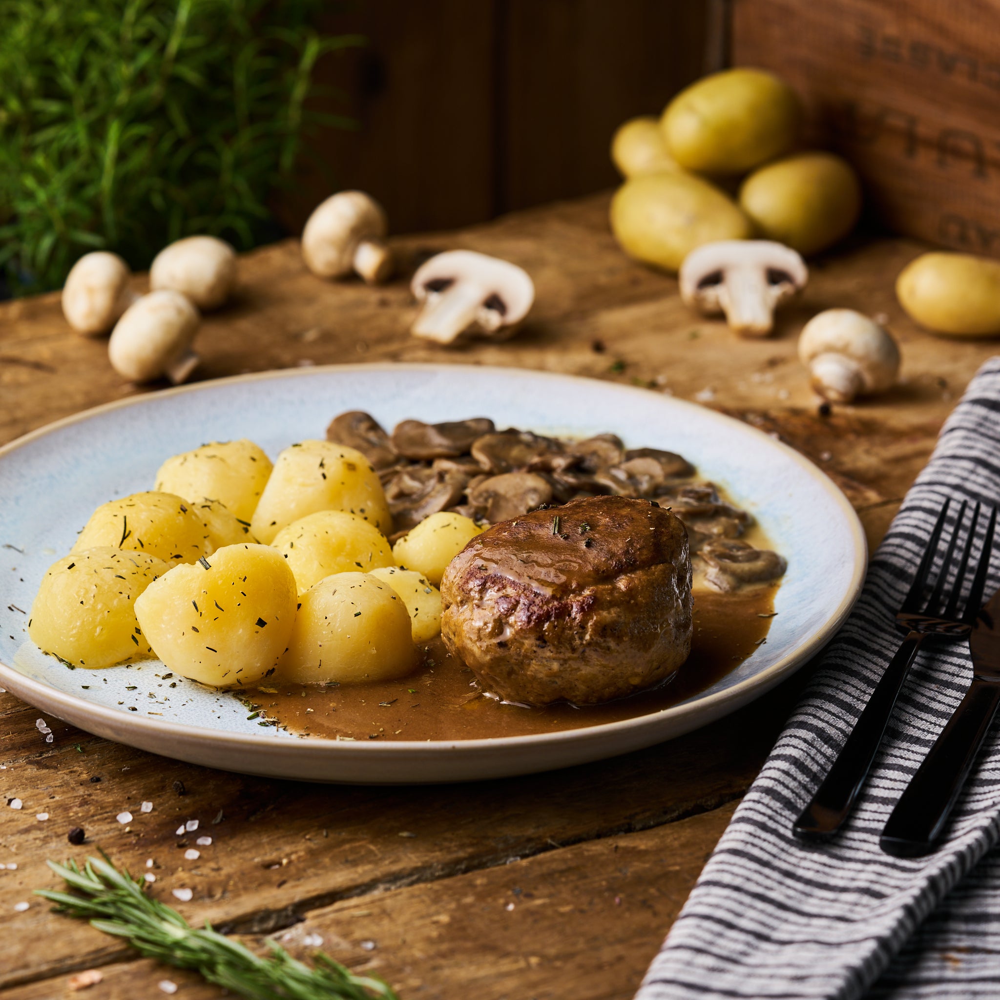 Boulette vom Schwein mit Champignonsauce und Butterkartoffeln