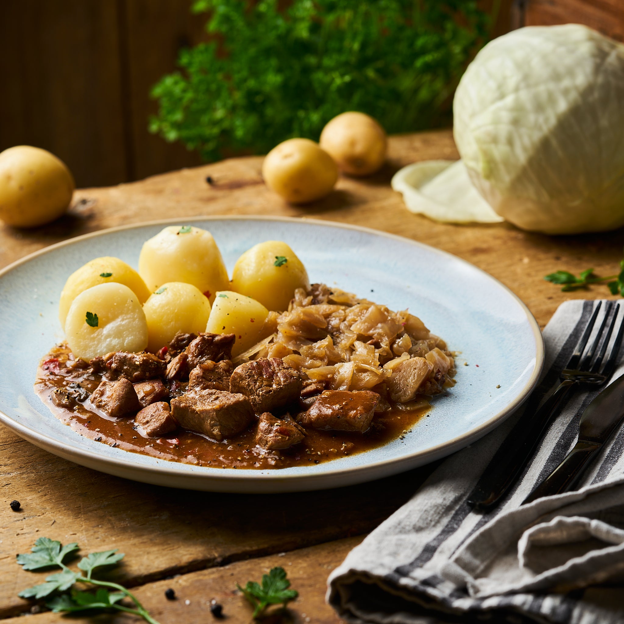 Brauhausgulasch vom Schwein mit Bayrisch Kraut und Kartoffelklößen