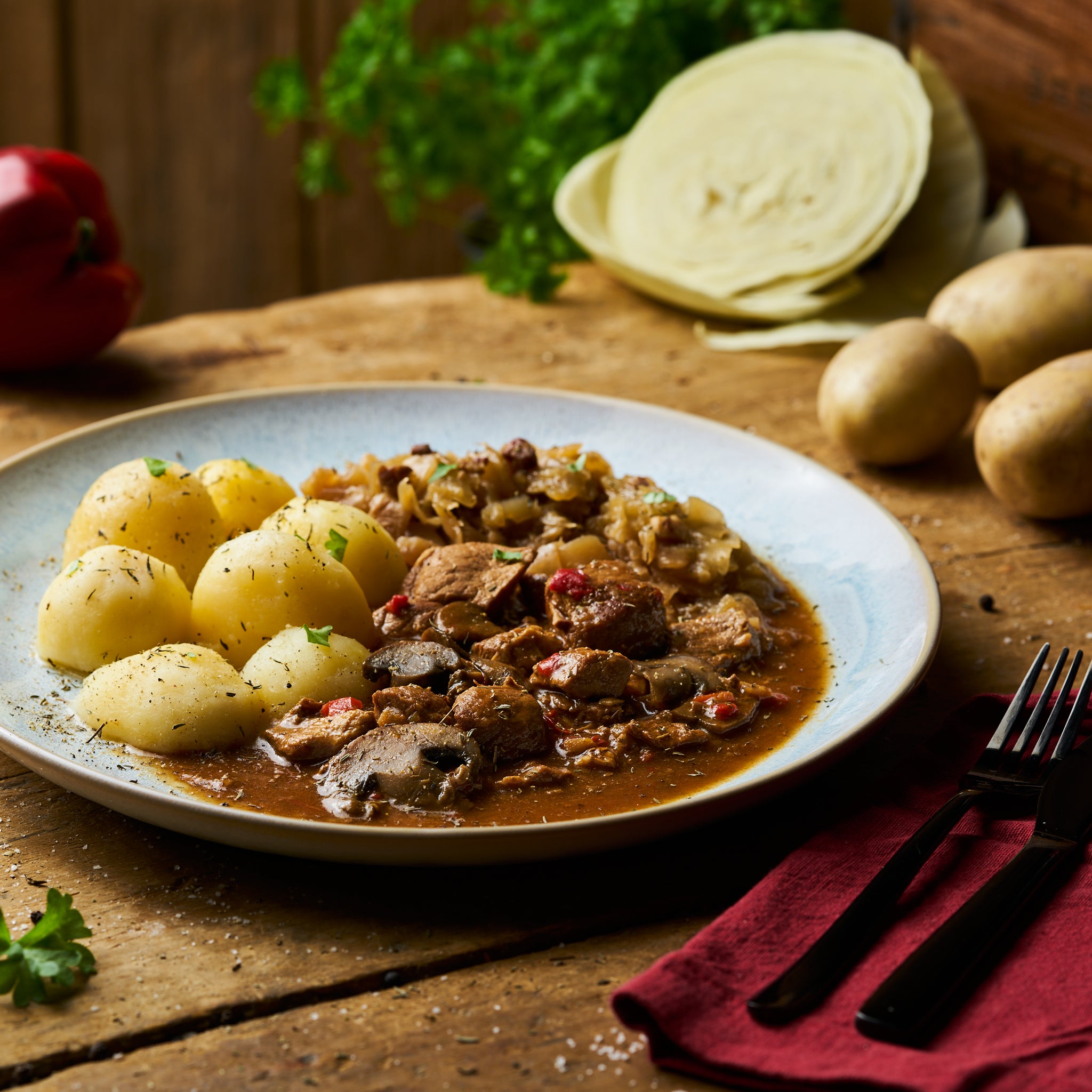 Brauhausgulasch vom Schwein mit Bayrisch Kraut und Kartoffelklößen